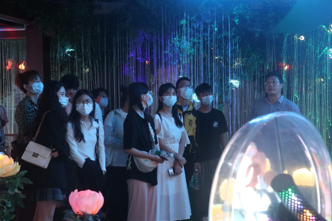 熱烈歡迎廣東職業(yè)技術(shù)學(xué)院光環(huán)境產(chǎn)業(yè)學(xué)院一行到雷色光電參觀學(xué)習(xí)！(圖2)