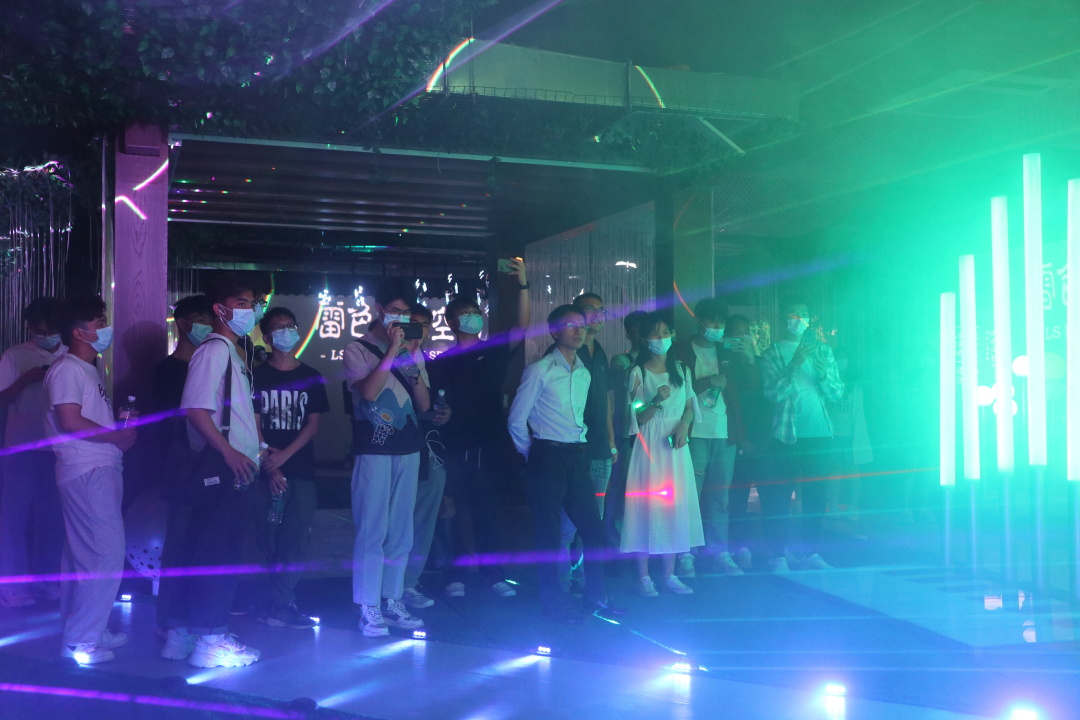 熱烈歡迎廣東職業(yè)技術(shù)學(xué)院光環(huán)境產(chǎn)業(yè)學(xué)院一行到雷色光電參觀學(xué)習(xí)！(圖4)