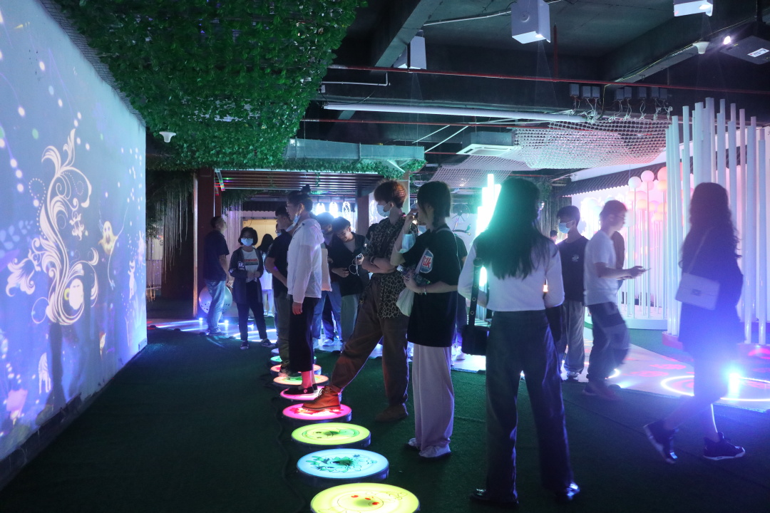 熱烈歡迎廣東職業(yè)技術(shù)學(xué)院光環(huán)境產(chǎn)業(yè)學(xué)院一行到雷色光電參觀學(xué)習(xí)！(圖16)