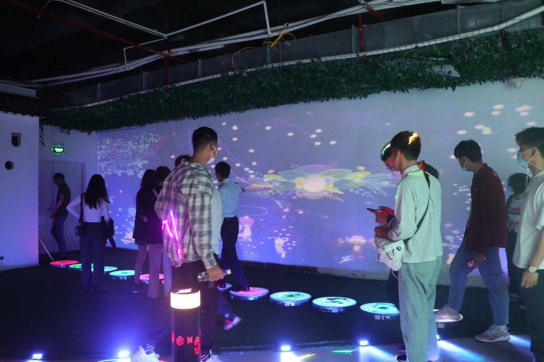 熱烈歡迎廣東職業(yè)技術(shù)學(xué)院光環(huán)境產(chǎn)業(yè)學(xué)院一行到雷色光電參觀學(xué)習(xí)！(圖17)