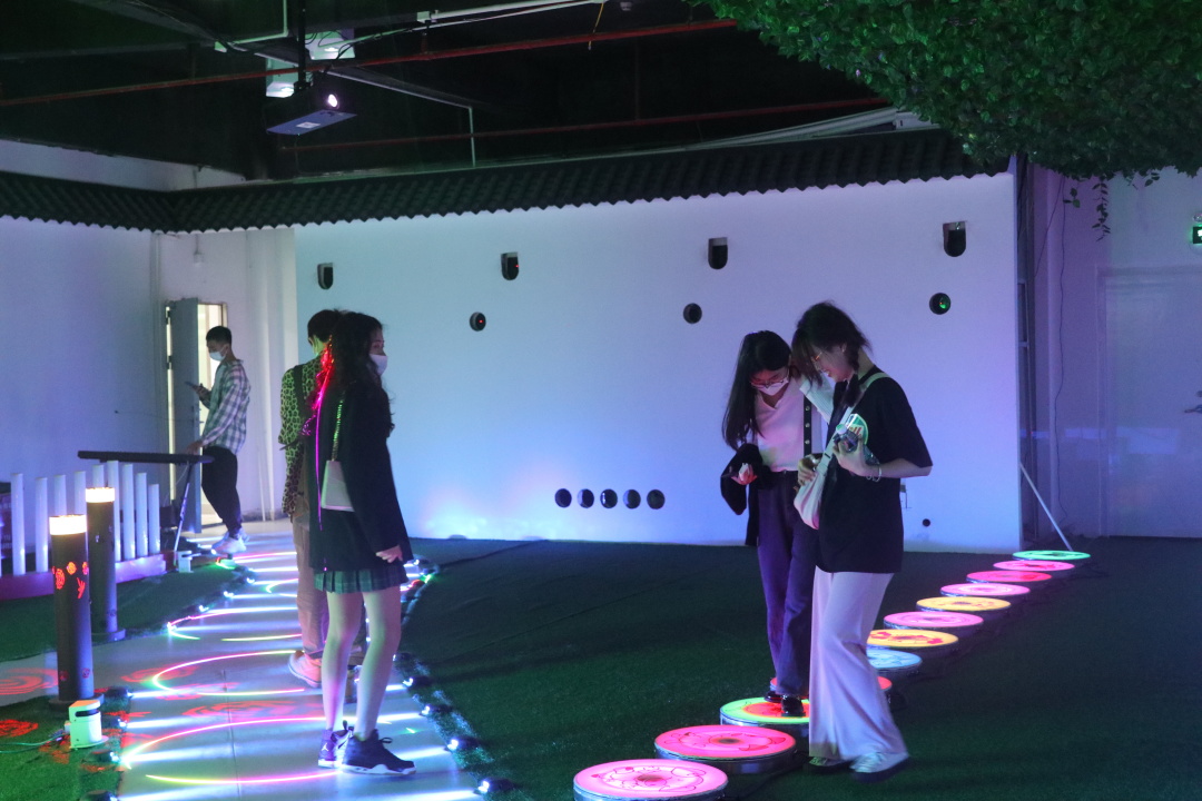 熱烈歡迎廣東職業(yè)技術(shù)學(xué)院光環(huán)境產(chǎn)業(yè)學(xué)院一行到雷色光電參觀學(xué)習(xí)！(圖18)