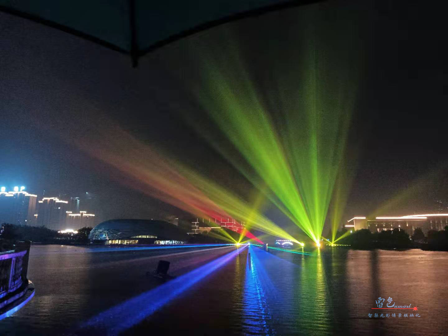 由雷色光電打造的“大美漯河·水韻西城”共慶百年華誕月灣湖之夜主題燈光秀上演啦！(圖4)